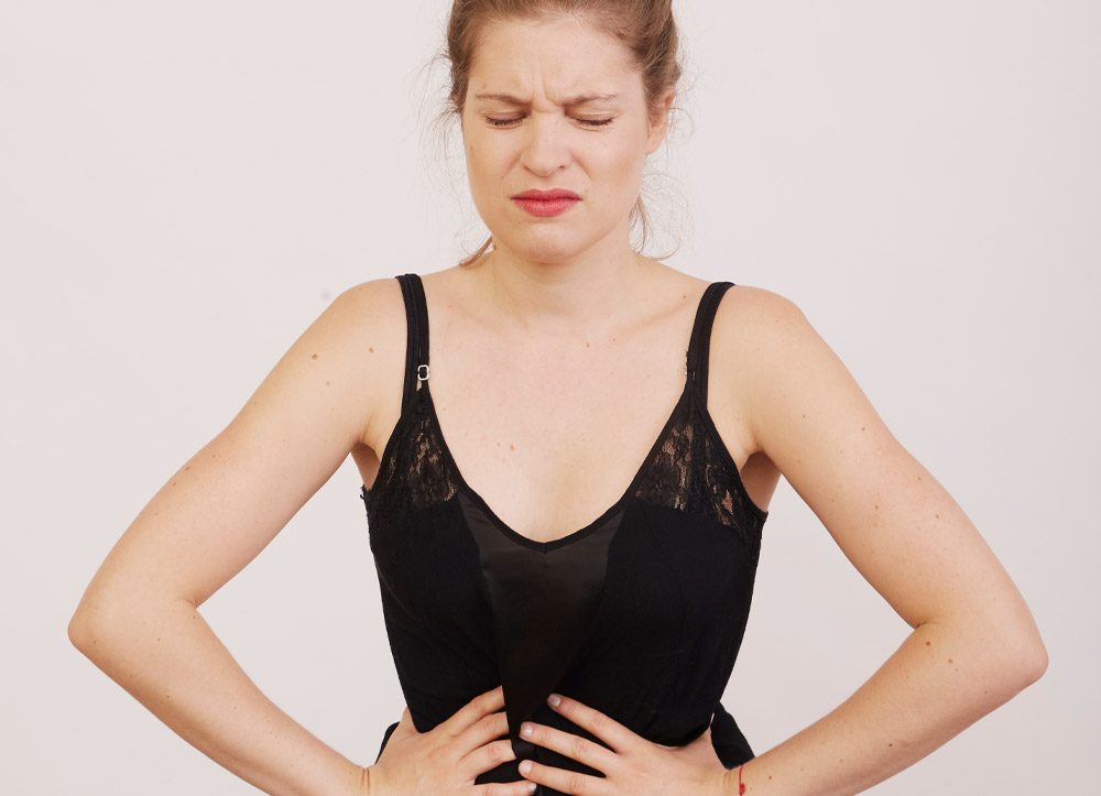 Mujer con dolores menstruales en el abdomen